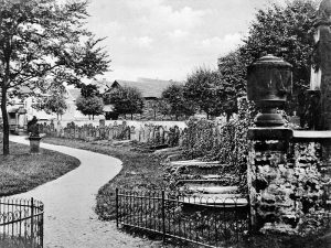 23_Historische_Aufnahme_Grabdenkmaeler_am_Deutschen_Friedhof_um_1920